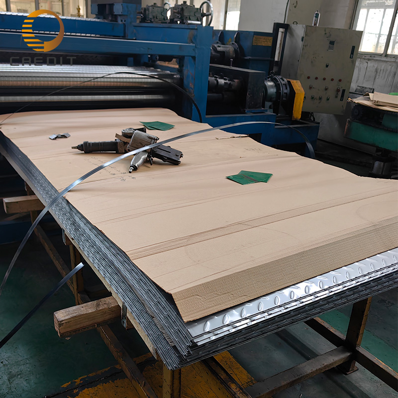 892ee43e-2467-4007-947a-4d59bd045b30_チェック柄SS板生産ラインエンボス加工機作業台.jpg